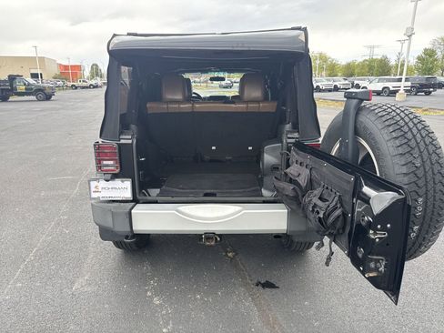 Used 2011 Jeep Wrangler Unlimited Sahara w/ Dual Top Group AWD/4WD image 21