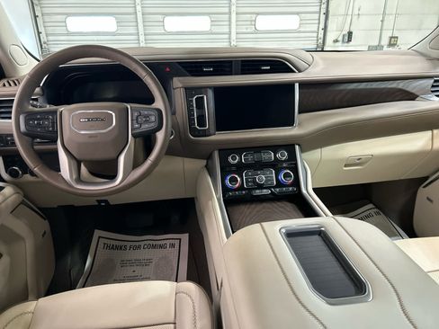 Used 2023 GMC Yukon XL Denali AWD/4WD image 4