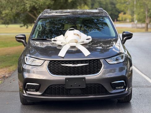 Used 2022 Chrysler Pacifica Touring-L image 2