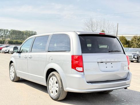 Used 2018 Dodge Grand Caravan SE w/ UConnect Hands-Free Group image 8