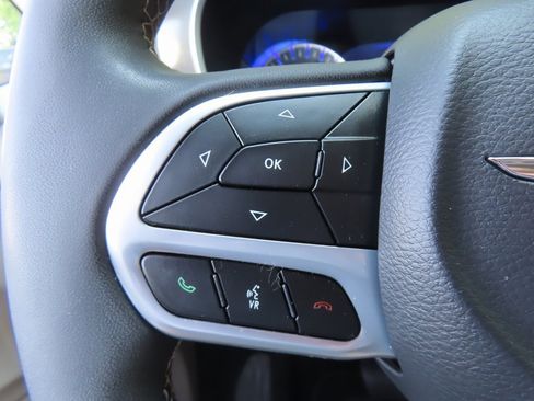 Used 2023 Chrysler Pacifica Touring-L image 19