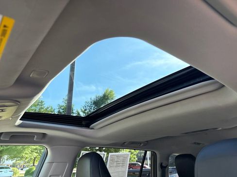 Used 2025 Toyota Highlander XLE FWD image 28