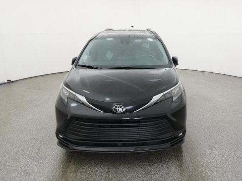 New 2026 Toyota Sienna XLE image 2