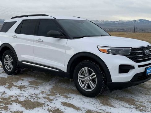 Used 2022 Ford Explorer XLT image 2