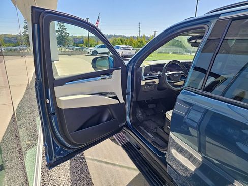 New 2026 Cadillac Escalade Sport w/ LPO, ONYX Package AWD/4WD image 21