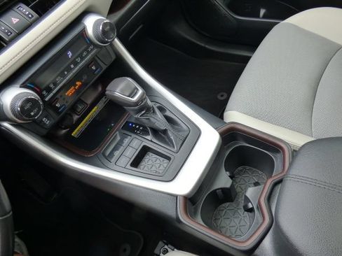 Used 2020 Toyota RAV4 Limited FWD image 27