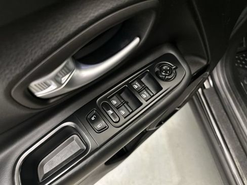 Used 2017 Jeep Renegade Altitude AWD/4WD image 18