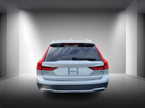 Used 2019 Volvo V90 T6 Cross Country image 4