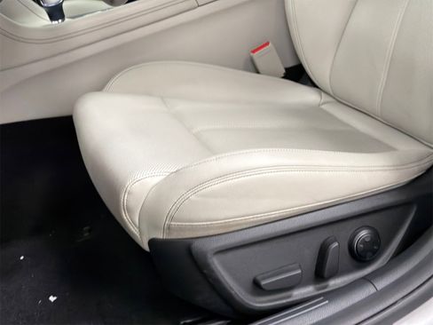 Used 2024 Genesis G70 2.5T image 13