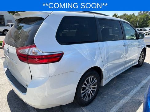 Used 2018 Toyota Sienna XLE w/ Carpet Mat Package FWD image 4