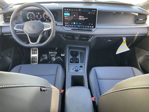 New 2026 Volkswagen Tiguan SE R-Line FWD image 11