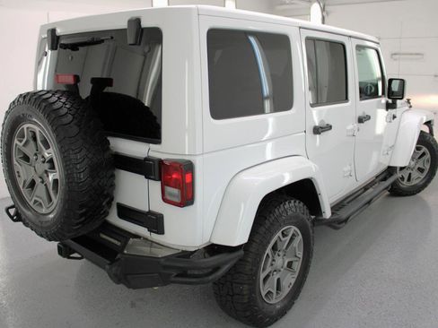 Used 2015 Jeep Wrangler Unlimited Rubicon w/ Connectivity Group AWD/4WD image 29