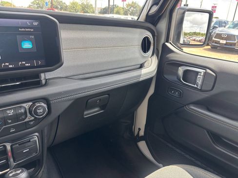 Used 2025 Jeep Wrangler Unlimited Sahara AWD/4WD image 35