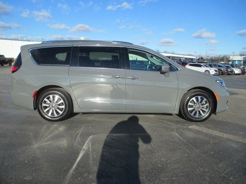 Used 2021 Chrysler Pacifica Touring-L image 3