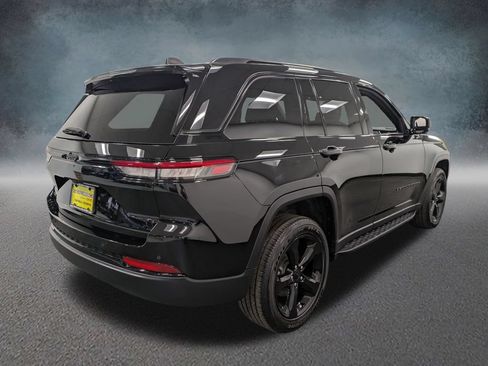 Used 2025 Jeep Grand Cherokee Altitude AWD/4WD image 4
