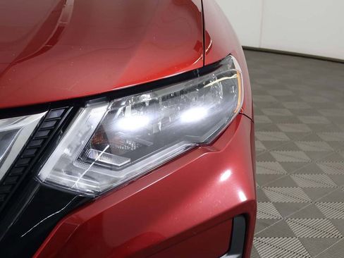 Used 2018 Nissan Rogue SV w/ Sun & Sound Touring Package image 16