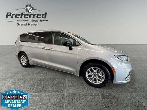 Used 2024 Chrysler Pacifica Touring-L FWD image 1