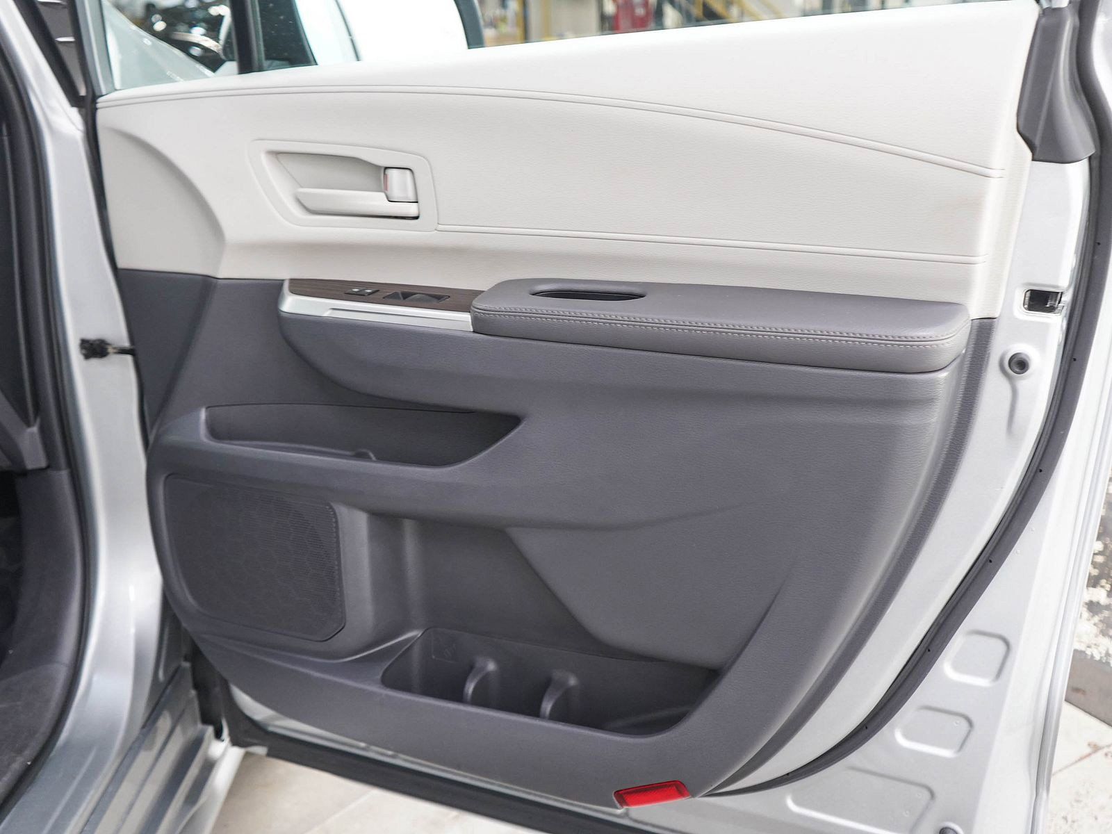 Used 2024 Toyota Sienna LE FWD image 9