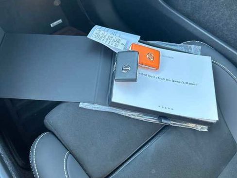 Used 2023 Volvo XC40 Recharge Plus image 6