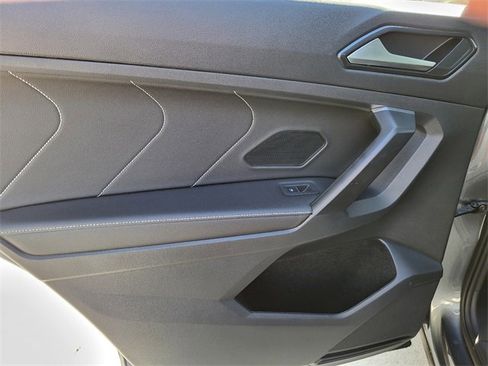 Used 2022 Volkswagen Tiguan SE w/ Panoramic Sunroof Package image 34