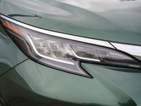 Used 2021 Toyota Sienna XLE w/ XLE Plus Package image 4