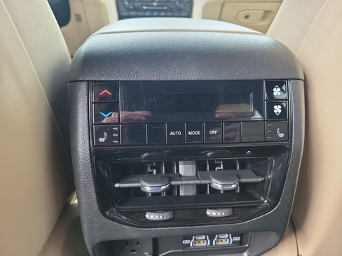 Used 2024 Jeep Grand Cherokee L Limited image 12