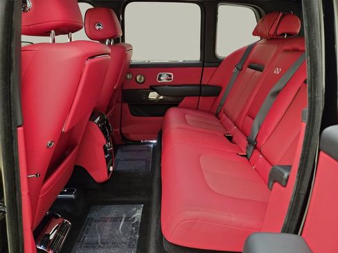 Used 2022 Rolls-Royce Cullinan Black Badge w/ Dark Exterior Package image 18