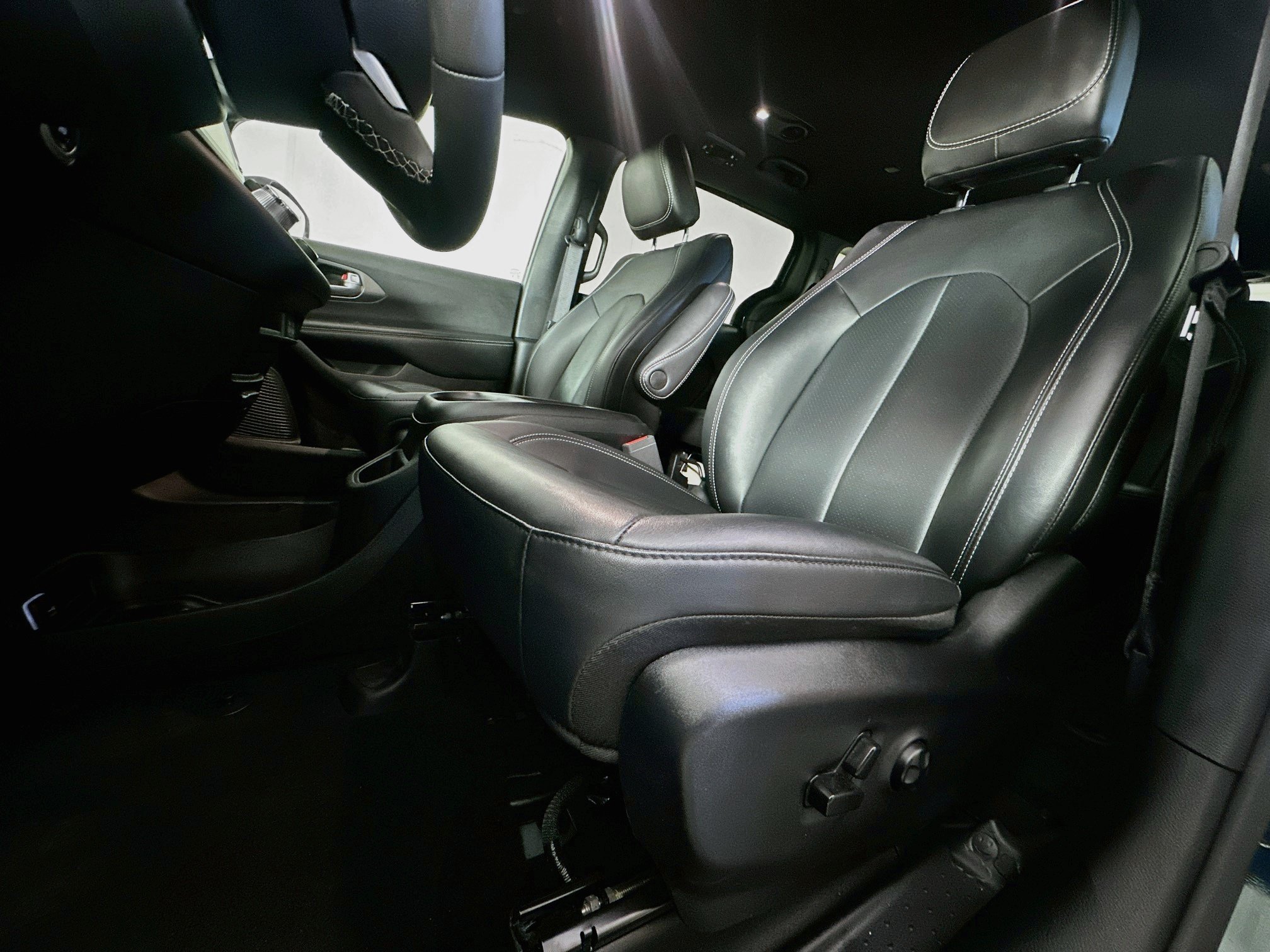 Used 2025 Chrysler Pacifica Select FWD image 13