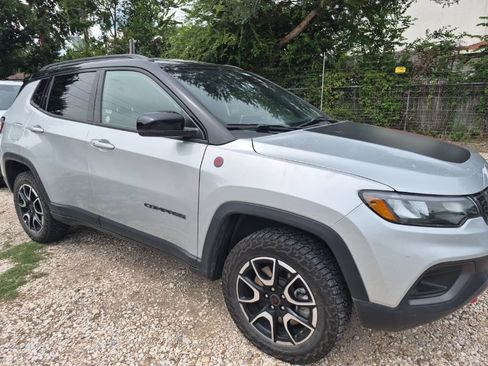 Used 2025 Jeep Compass Trailhawk AWD/4WD image 4
