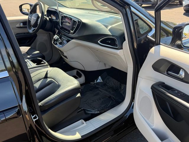 Used 2022 Chrysler Pacifica Touring-L FWD image 25