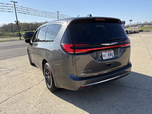 Used 2023 Chrysler Pacifica Touring-L FWD image 3