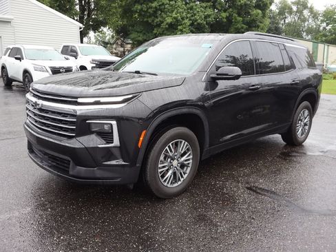 Used 2024 Chevrolet Traverse LT w/ LPO, Floor Liner Package FWD image 2