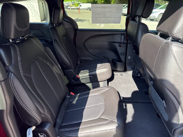 New 2027 Chrysler Pacifica Select FWD image 10