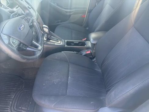 Used 2016 Ford Focus SE w/ SE Winter Package FWD image 10