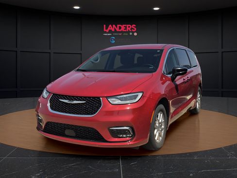 Used 2024 Chrysler Pacifica Touring-L FWD image 1