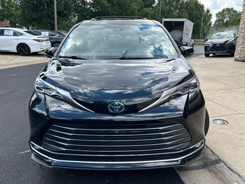 Used 2025 Toyota Sienna Platinum AWD/4WD image 2