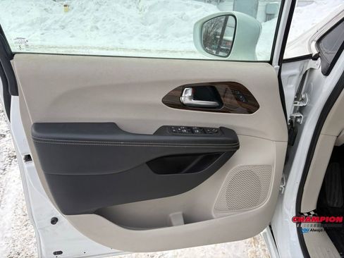 Used 2021 Chrysler Pacifica Limited image 14