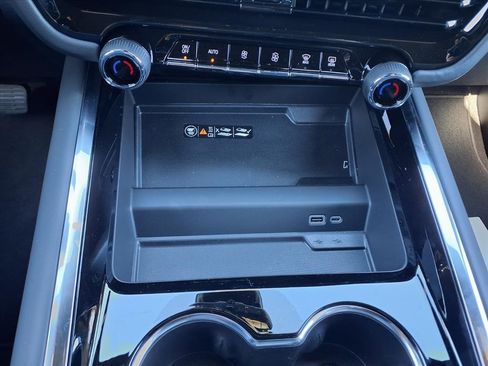 New 2026 Chevrolet Suburban High Country image 19