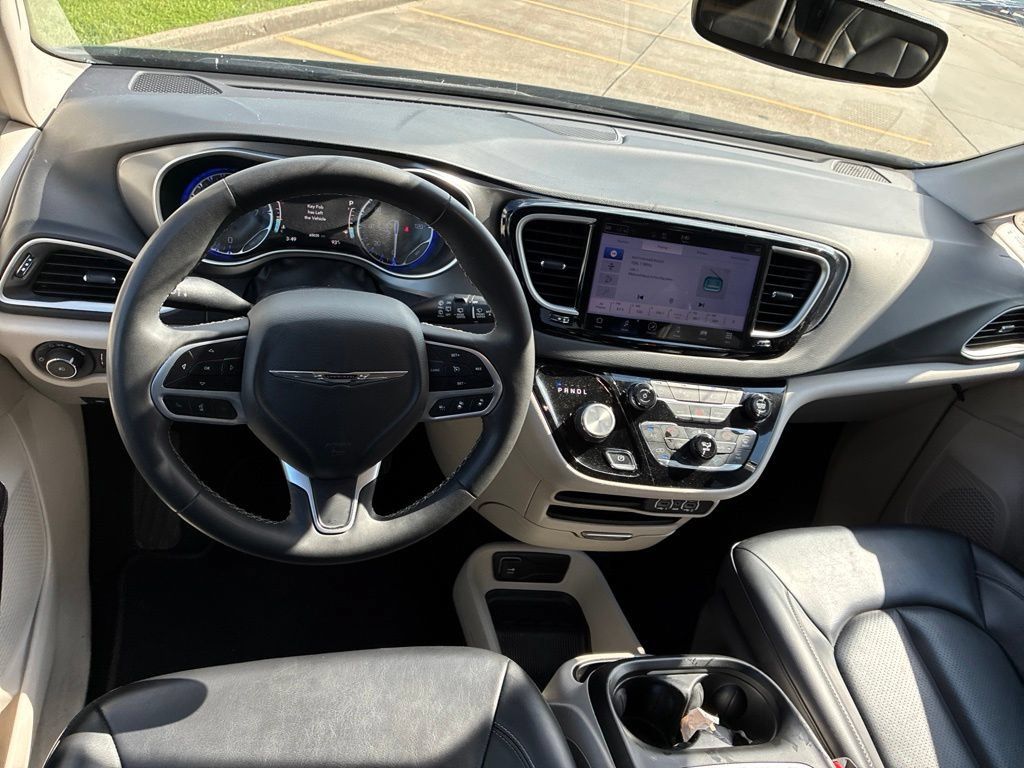 Used 2023 Chrysler Pacifica Touring-L FWD image 14