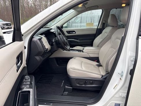 Used 2024 Nissan Pathfinder SL AWD/4WD image 28