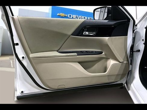 Used 2016 Honda Accord LX image 17