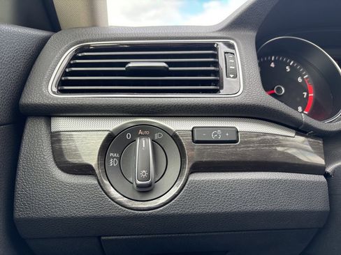 Used 2018 Volkswagen Passat 2.0T SEL Premium image 12