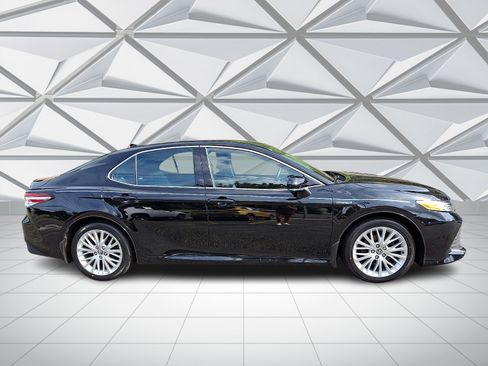 Used 2020 Toyota Camry XLE FWD image 12