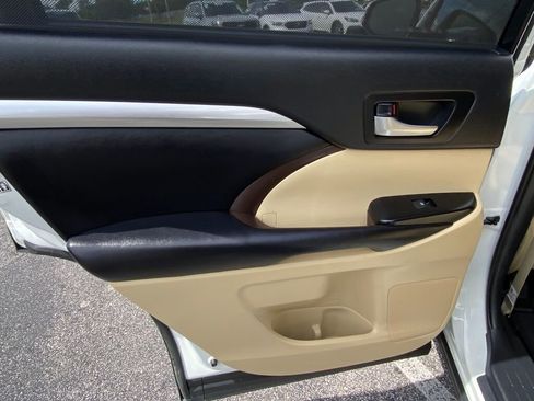 Used 2019 Toyota Highlander SE image 18