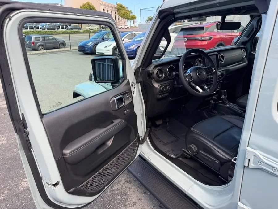 Used 2023 Jeep Wrangler Unlimited Sahara AWD/4WD image 9
