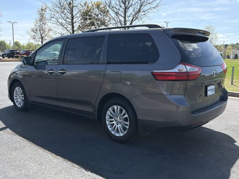 Used 2017 Toyota Sienna XLE FWD image 7
