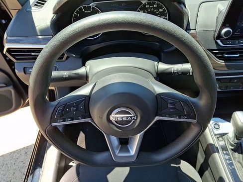 Used 2025 Nissan Altima 2.5 SV FWD image 18