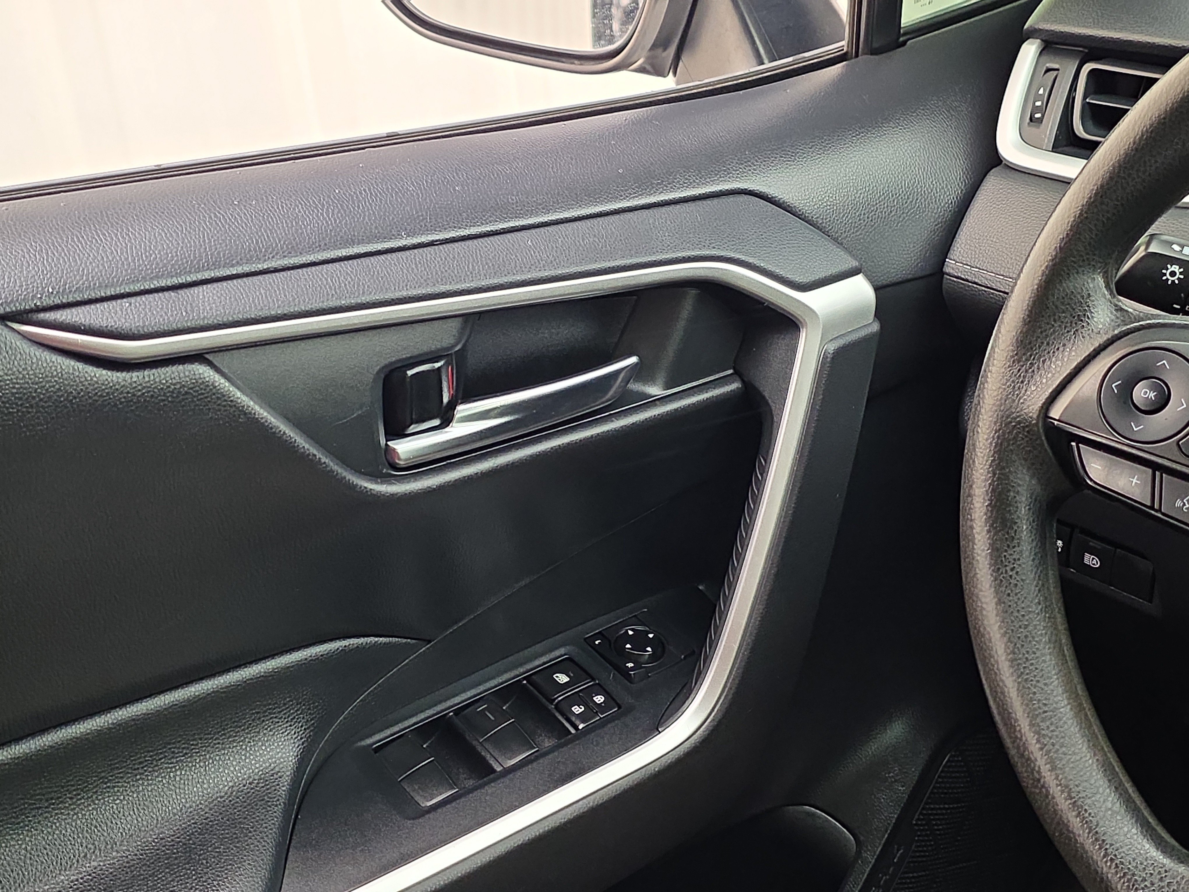 Used 2020 Toyota RAV4 XLE FWD image 24
