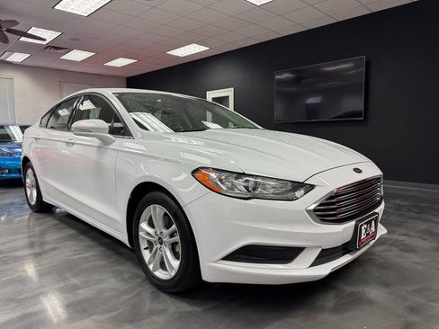 Used 2018 Ford Fusion SE FWD image 2