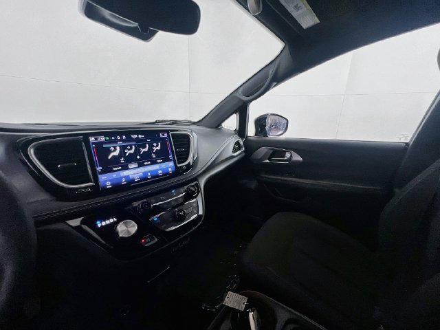 Used 2024 Chrysler Pacifica Touring FWD image 18